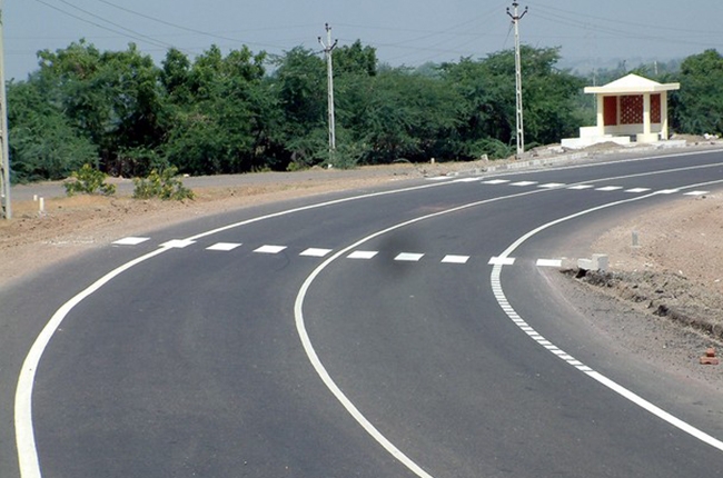 traffic lines on the road in india, types of road markings, road markings and what they mean in marathi, can you cross a solid white line, horizontal white lines on highway, overtaking road markings, road lines meaning in marathi, white and yellow lines on road meaning in marathi, yellow lines on the road mean, रस्त्यावरील पांढऱ्या पिवळ्या पट्यांचा अर्थ 
