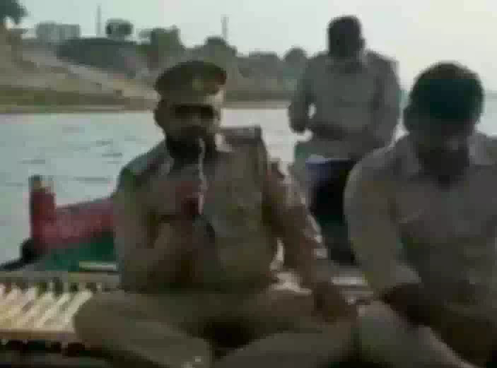Ghazipur: नाव के जरिए Police की गश्ती, लोगों से अपील- किसी भी हाल में गंगा नदी में शवों को न बहाएं Ghazipur: नाव के जरिए Police की गश्ती, लोगों से अपील- किसी भी हाल में गंगा नदी में शवों को न बहाएं