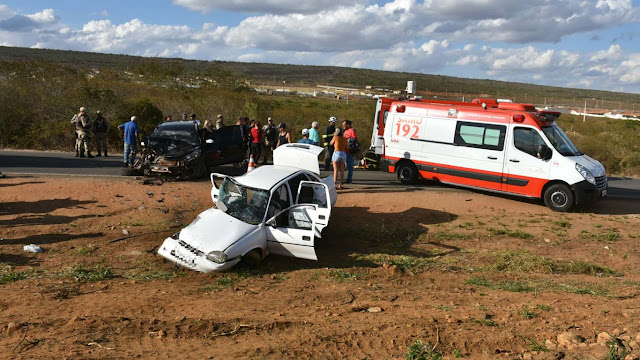 Colisão entre carro e caminhonete mata idosa e deixa quatro feridos na Bahia