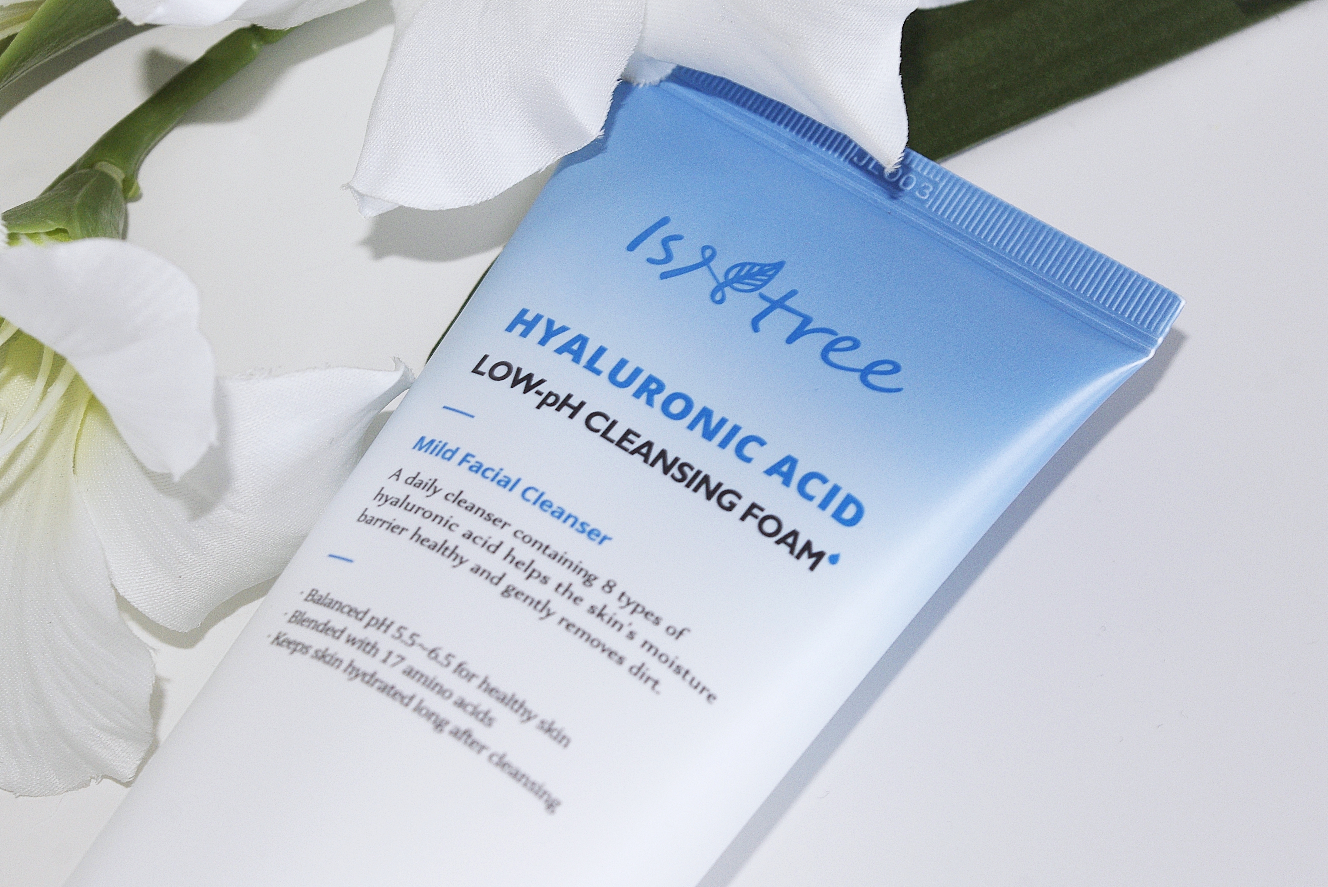 Isntree Hyaluronic Acid Low - Ph Cleansing Foam Isntree Hyaluronic Acid Low - Ph Cleansing Foam
