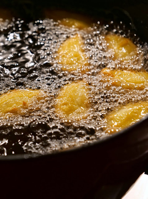 Kartoffelkrapfen werden frittiert.