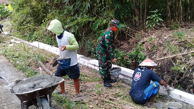 Perbaiki Infrastruktur Desa, Babinsa Bersama Warga Bangun Talud Jalan