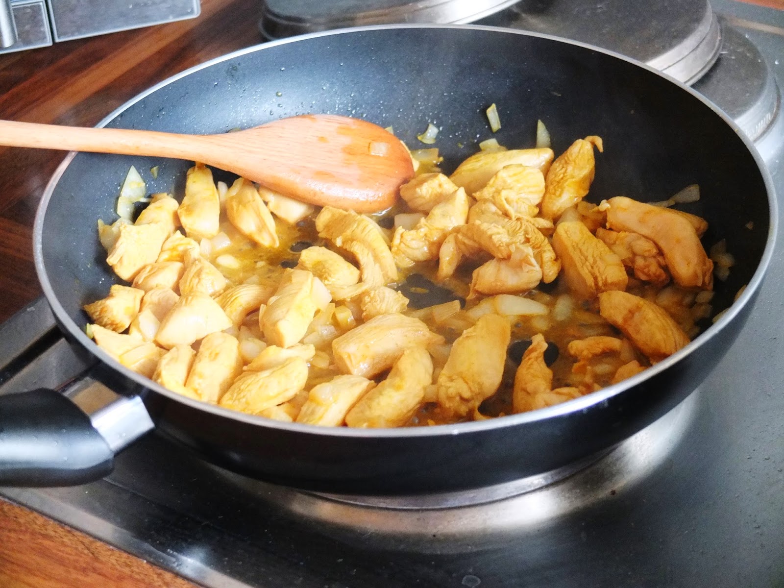 Hähnchen-Curry-Geschnetzeltes mit Paprika und Reis