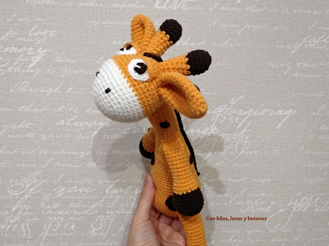 Con hilos, lanas y botones: Greta jirafa amigurumi (patrón Cucapuntoes)