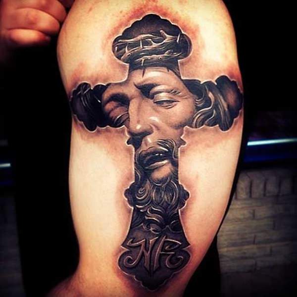 Tatuaje de cristo doliente en el brazo