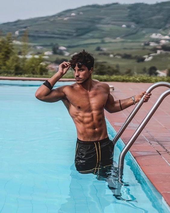 hot-guys-pool-party-shirtless-fit-body