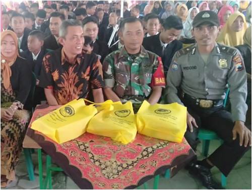 Babinsa Baleharjo Hadiri Pelepasan Siswa Siswi Kelas IX SMP N I Sukodono Babinsa Baleharjo Hadiri Pelepasan Siswa Siswi Kelas IX SMP N I Sukodono