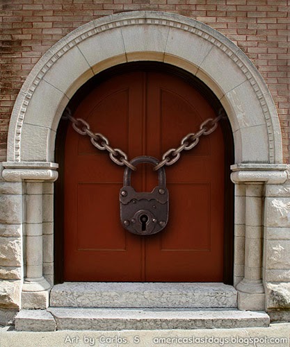 в церкви закрыла дверь. лестница в храме гроба господня в иерусалиме. мужчина в дверях. парень у двери. ворота в храм гроба господня в иерусалиме.