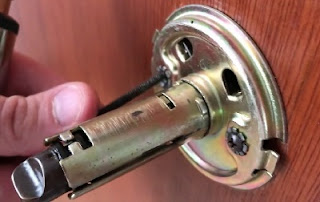 Doorknob mounting plate