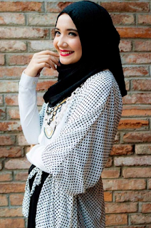  Contoh  Model Baju  Muslim Monokrom Rancangan Zaskia Sungkar 