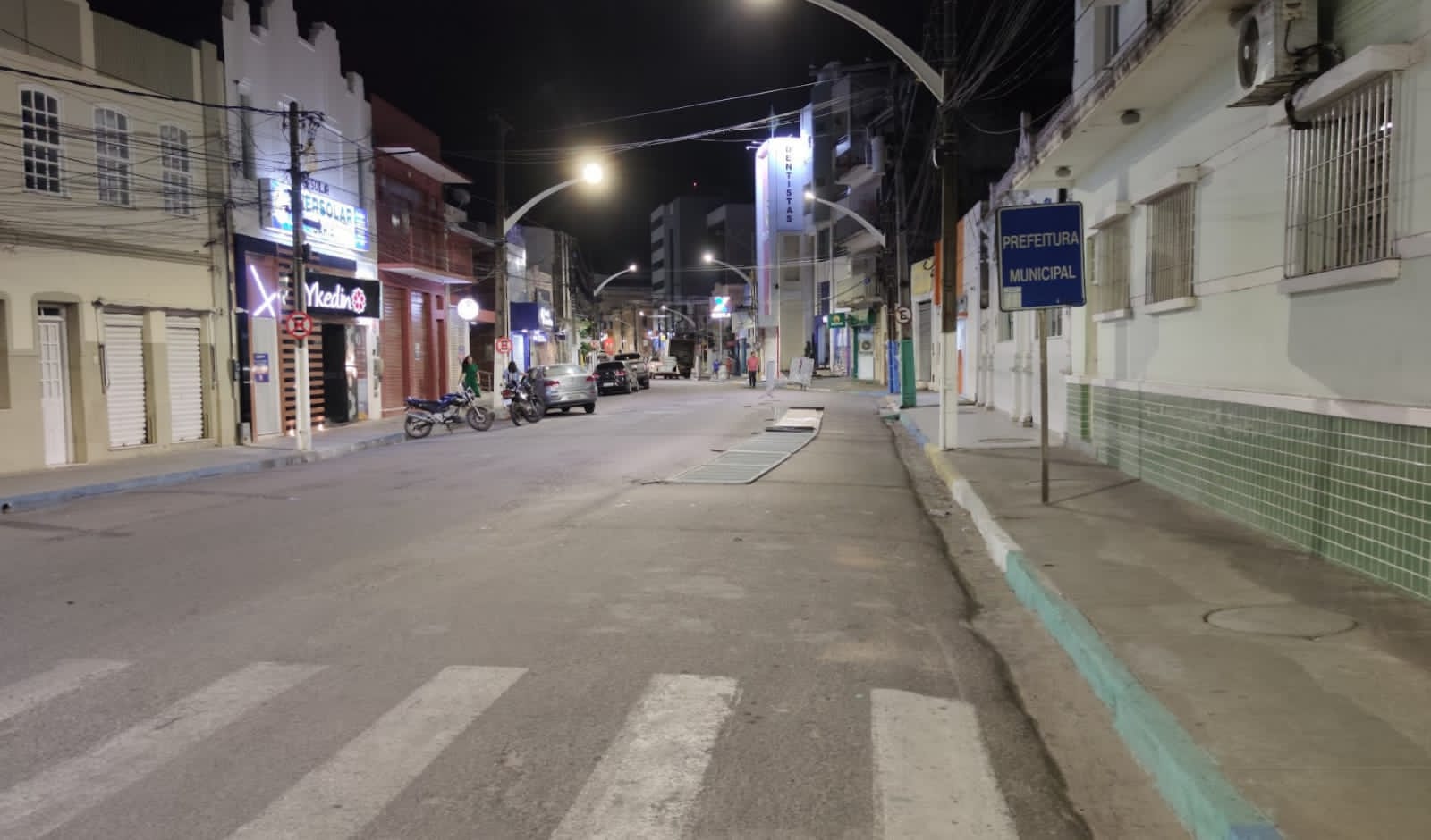 Prefeitura de Jacobina retira toldos colocados em frente às agências bancárias