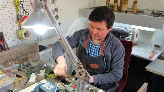 Kullanılan malzeme ve işçiliğe göre kalemler 15 ile 300 lira arasında değişen fiyatlarla satılıyor.