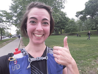 Coureuse souriante, pource en l'air, parc du mont Royal, l'été