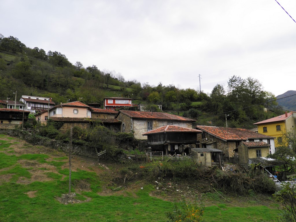 Situado a 420 m. de altitud, en la parroquia de San Vicente, Serrapio