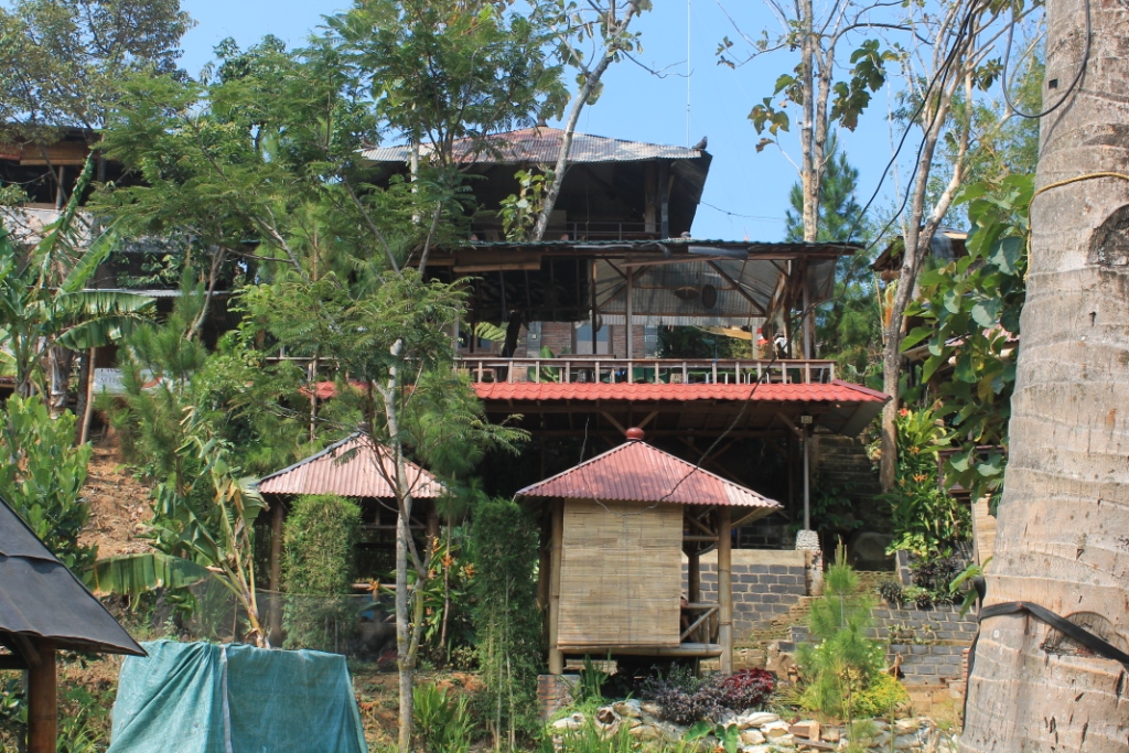 Main ke WOW Cafe Sumber Podang Kediri