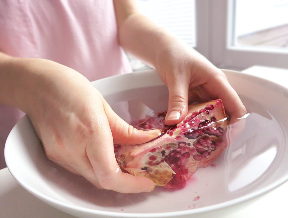 Granatapfel richtig entkernen mit Wasser Granatapfel richtig entkernen mit Wasser