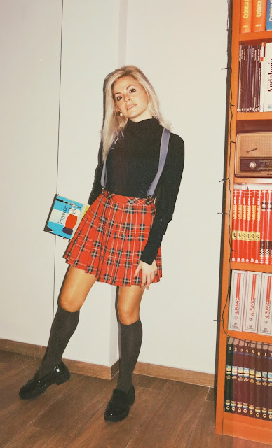 Alejandra Colomera vestida con jersey azul, falda roja cuadros escoceses, tirantes en color gris, calcetas gris y zapatos estilo colegial negro