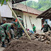 Warga Kerja Bakti Bersama Anggota TNI di Dua Rumah Terdampak Bencana