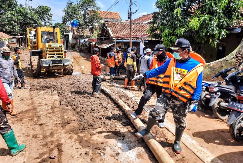 Dansektor 7 Bantu Warga Bersihkan Lumpur Dan Sampah Sisa Banjir