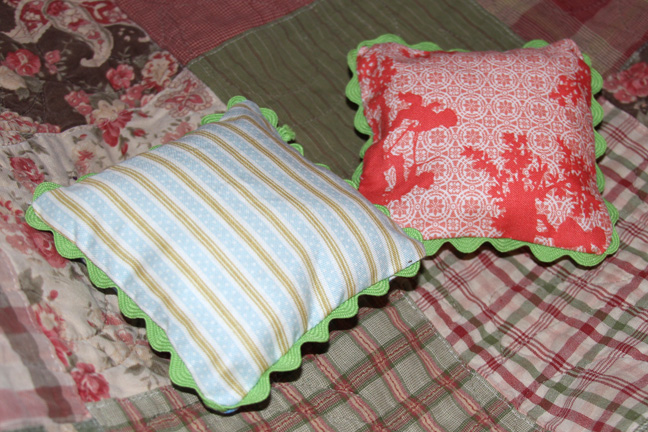 Moose on the Porch Quilts: Playing with Rick Rack Doll Pillows