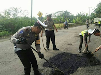 Walau Terik, Demi Kenyamanan Pengguna Lalulintas, Para Polisi Ini Tambal Jalan Lubang di Jalan Lintas Tengah Tegineneng Walau Terik, Demi Kenyamanan Pengguna Lalulintas, Para Polisi Ini Tambal Jalan Lubang di Jalan Lintas Tengah Tegineneng