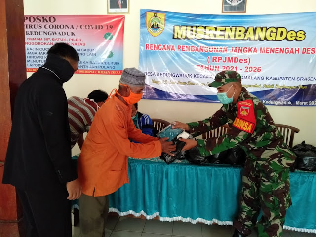 Babinsa Kedungwaduk Distribusikan 2000 Masker