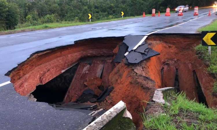 Chuva faz galeria romper na BA-099, em Porto de Sauípe