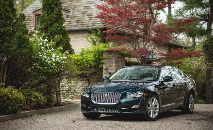 Ягуар XJ осенью