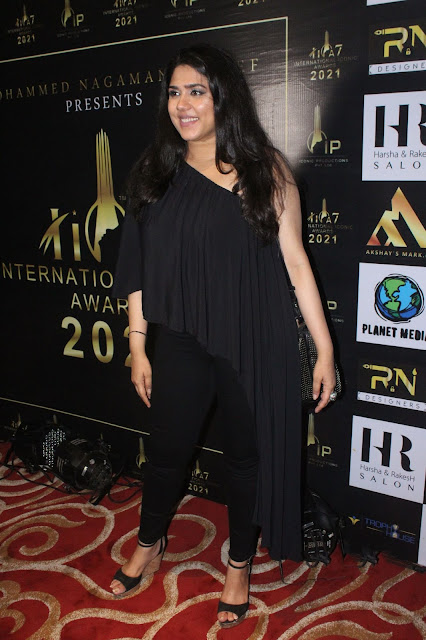 Bollywood TV Celebrity Nidhi Gupta Latest Pics At Awards Event 8