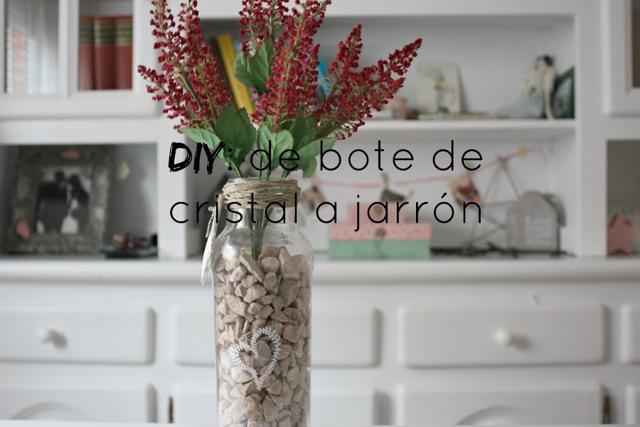 http://mediasytintas.blogspot.com/2016/01/diy-de-bote-de-cristal-jarron-decorado.html