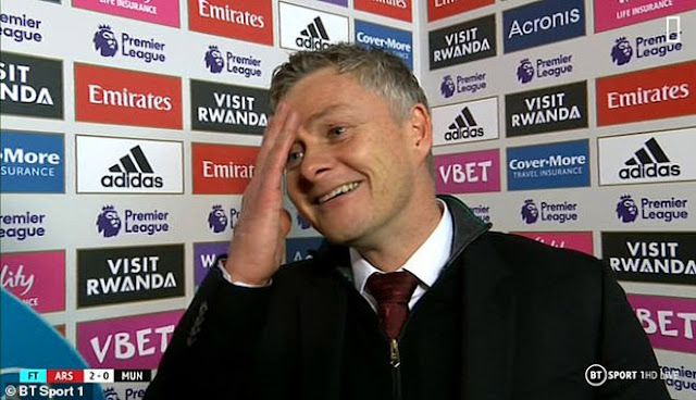 HLV Solskjaer vẫn cười tươi dù MU thua đau: Huyền thoại chỉ trích, fan quay lưng HLV Solskjaer vẫn cười tươi dù MU thua đau: Huyền thoại chỉ trích, fan quay lưng