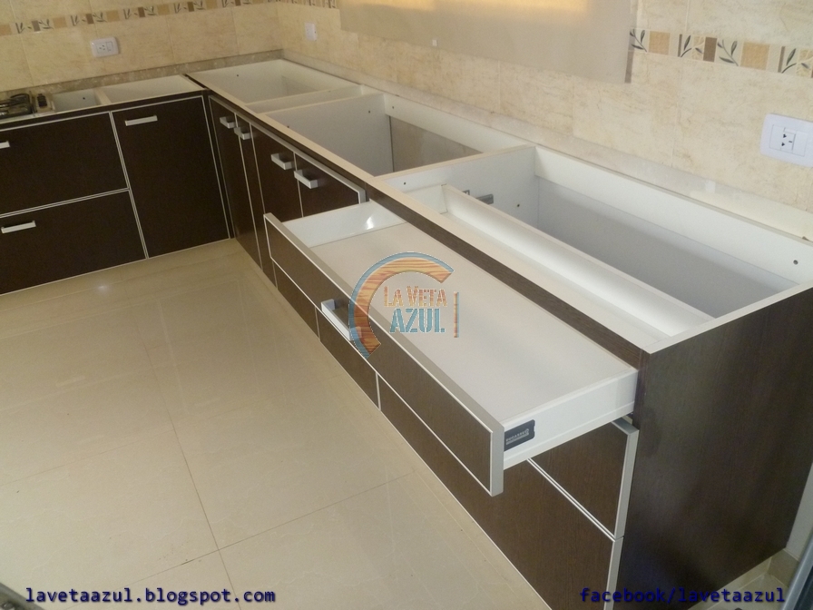 La Veta Azul: Mueble Cocina en Melamina Wengue con Cantos en Aluminio