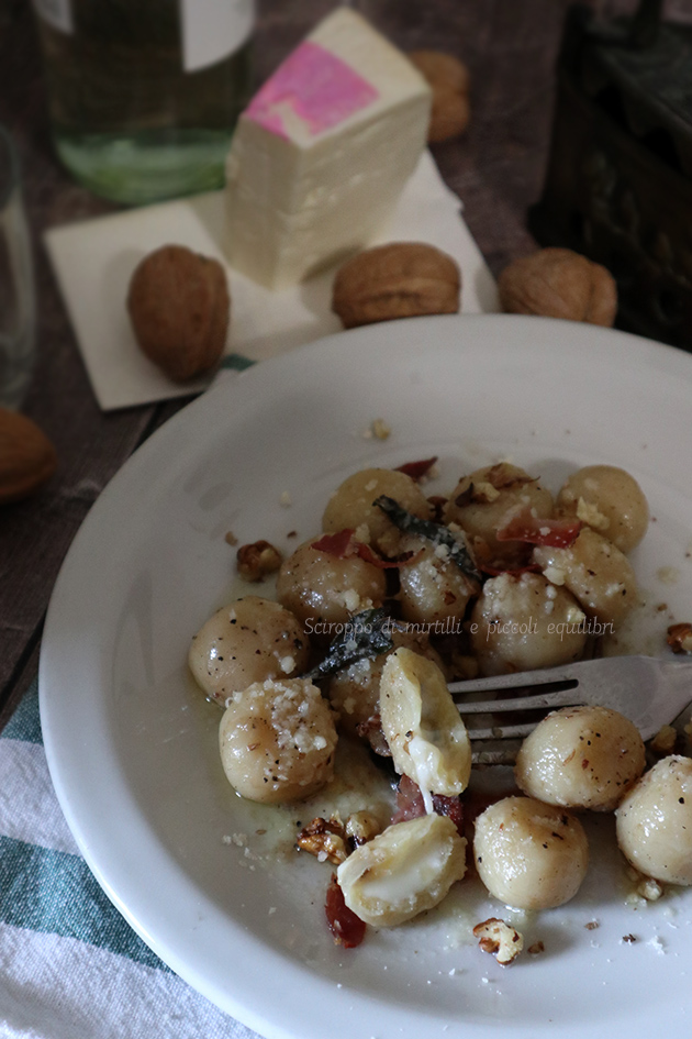 Gnocchi di patate ripieni di Morlacco del Grappa con speck croccante e noci