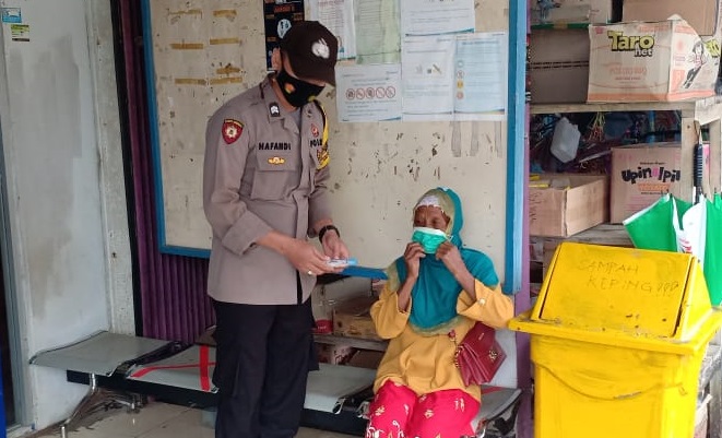 Upaya Cegah Covid19, Personil Polsek Sepauk Bagikan