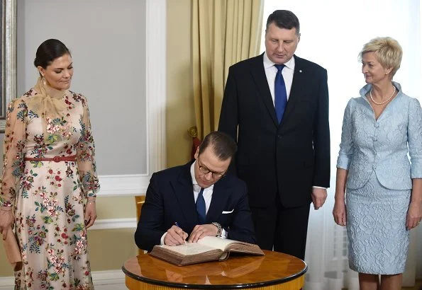 President of Latvia, Raimonds Vējonis and Ms. Iveta Vējone welcomed Crown Princess Victoria and Prince Daniel with a state ceremony held at Riga Palace