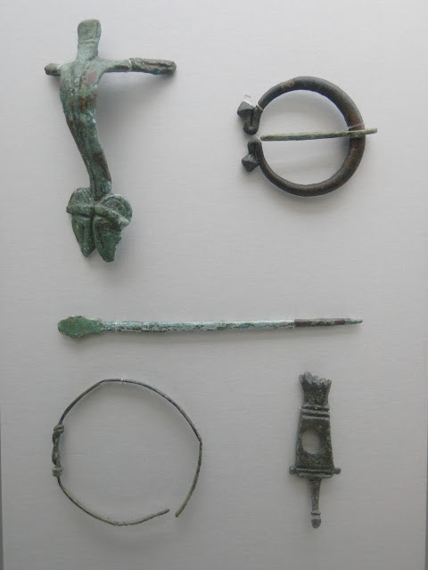 herramientas y utensilios de pesca antiguos sobre fondo blanco.