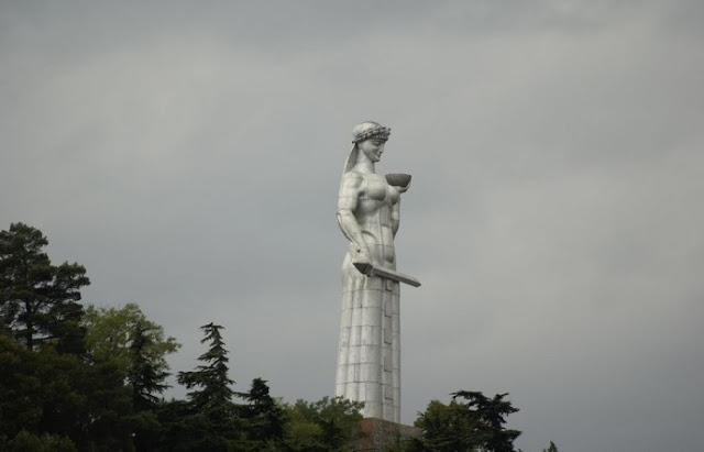 Памятник царице Тамаре в Тбилиси