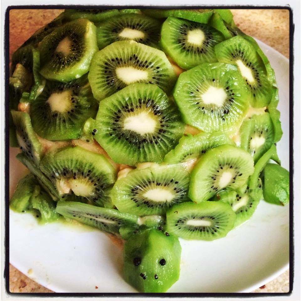 салат изумруд с киви. салат в виде дракона. новогодние салаты порционные. салат дракоша с киви и курицей. торт черепашка с киви.