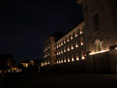 Klosterfassade beleuchtet