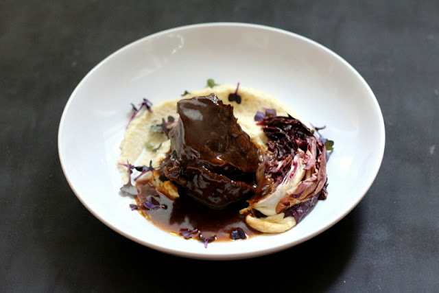 Ochsenbacke in Mole-Sauce auf weißer Polenta und gebackenem Radicchio | Arthurs Tochter Kocht by Astrid Paul