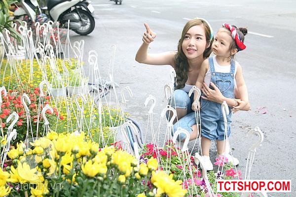 Cadie thích thú cùng Elly Trần dạo phố đầu xuân Cadie thích thú cùng Elly Trần dạo phố đầu xuân