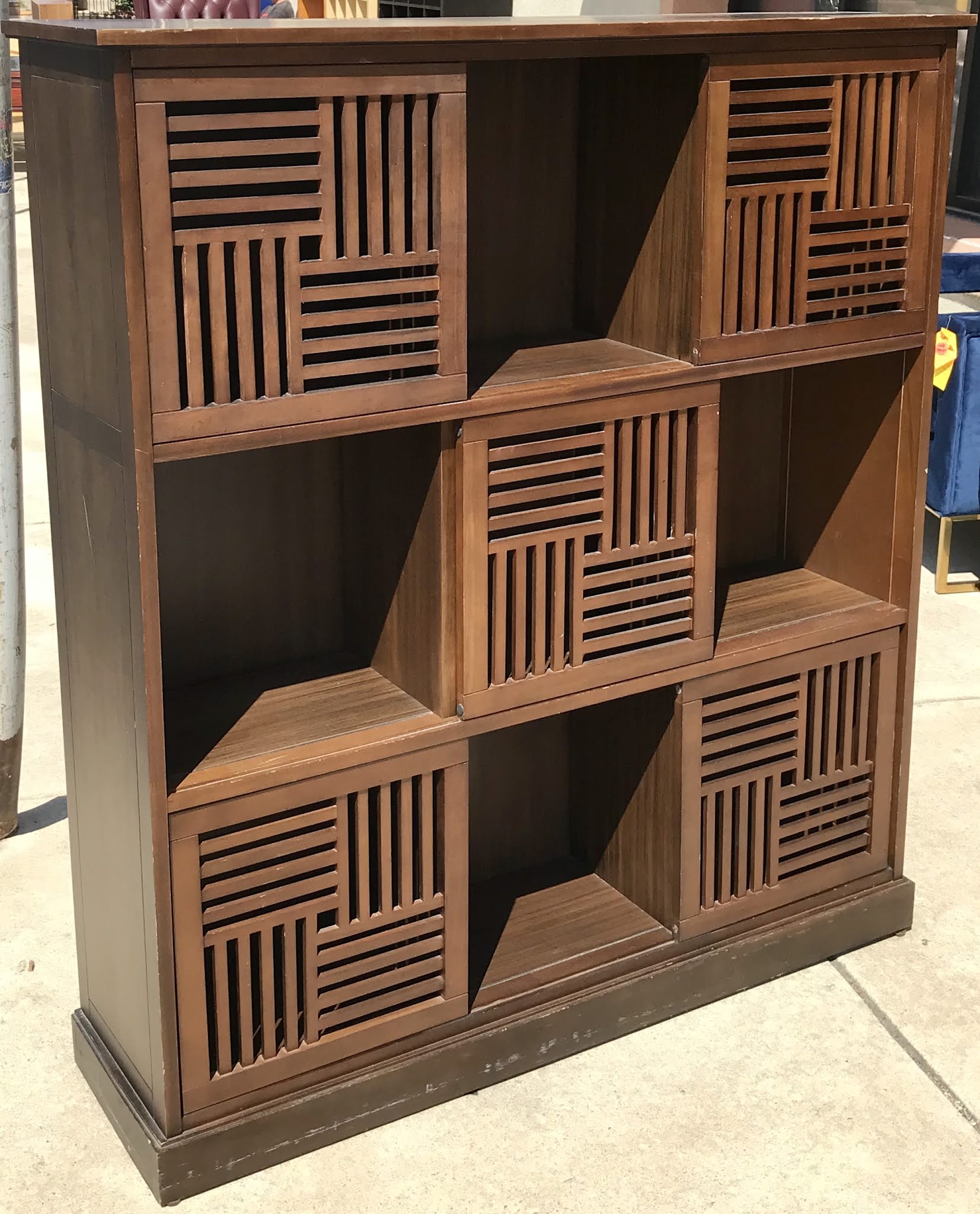 Uhuru Furniture & Collectibles 474946 3x3 Cubby Bookcase with Sliding