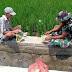 Jalin keakraban, Warga dan Bapak TNI Kompak Makan Bersama di Lokasi Pengurugan Talud di Dk. Majasto - Dk. Boto