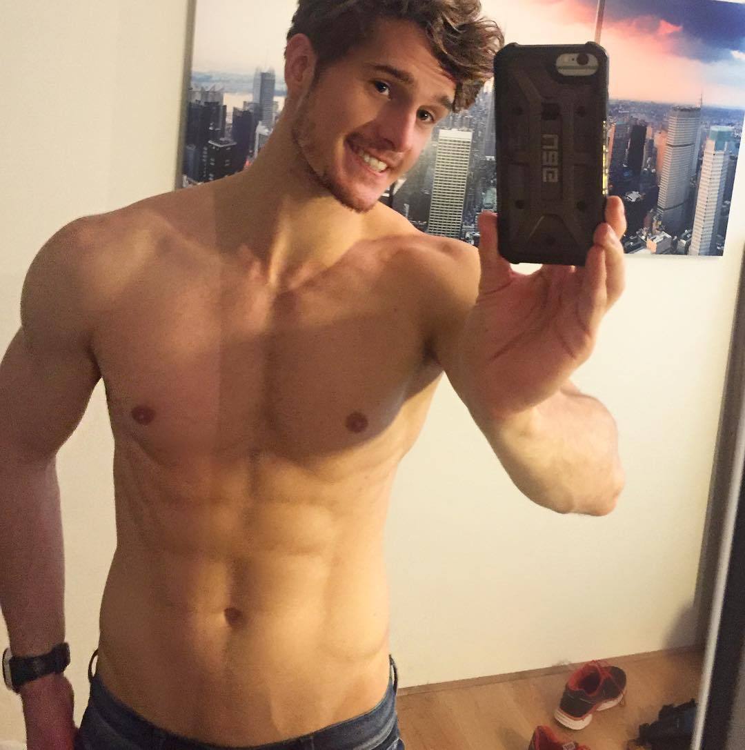 awkward-geeky-fit-guys-smiling-benno-peters-shirtless-selfie