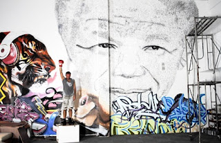 Artista Crea Retrato de Nelson Mandela con 27.000 Golpes