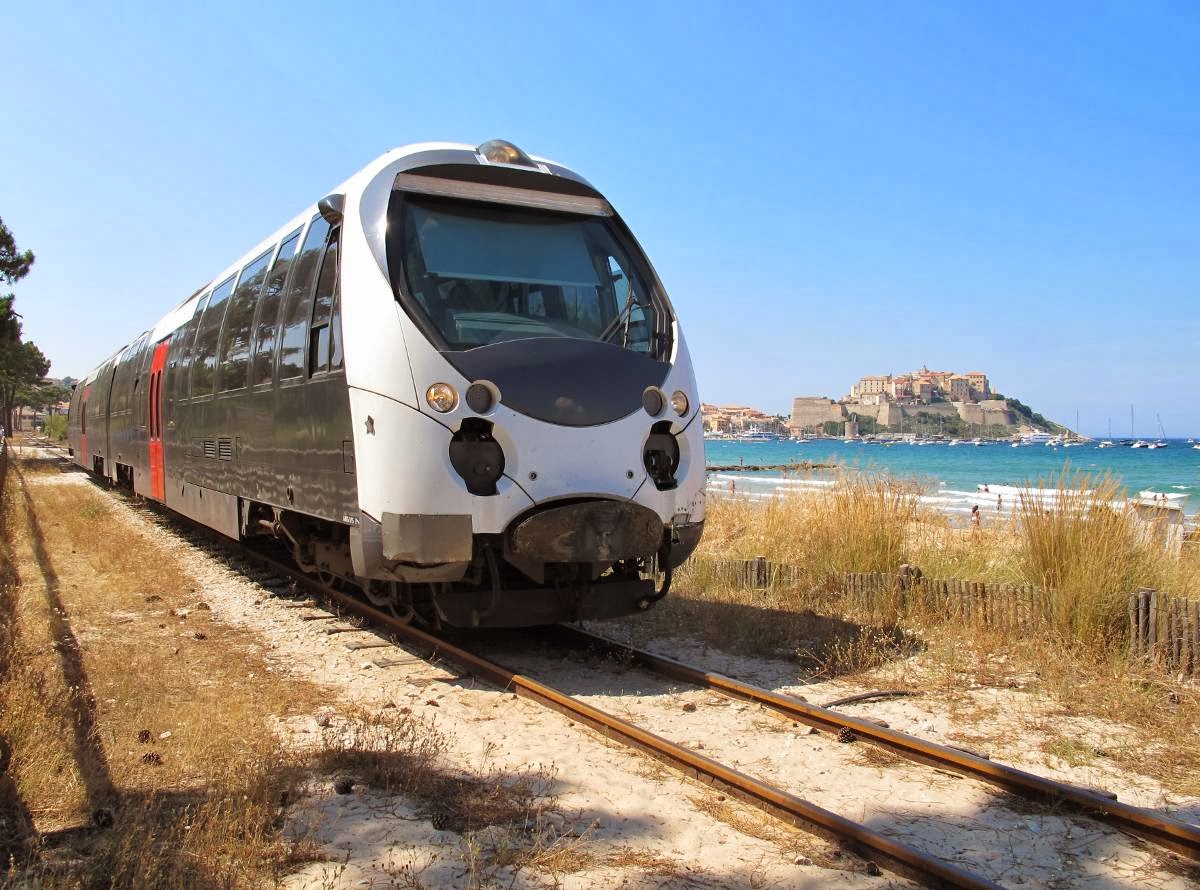 PRENDRE LE TRAIN EN CORSE... UNE AVENTURE PRENDRE LE TRAIN EN CORSE... UNE AVENTURE