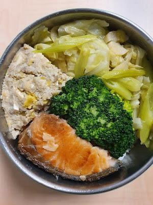 今日午餐：肉蒸蛋、鮭魚、花椰菜、高麗菜、芹菜，2021.01.11