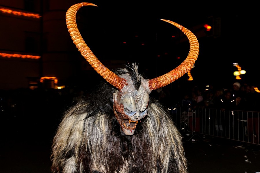 Sfilata dei Krampus i diavoli del Natale tra leggenda e festa Montagna di Viaggi