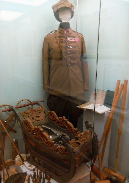 Eksponaty mundur, sanie, broń, muzeum, Kozłówka, lubelskie