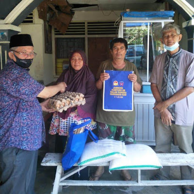 Jelang Idul Fitri, Gema Sehat Juken BKKBN Sumbar Bagi-Bagi Sembako untuk Kaum Dhuafa di Padang
